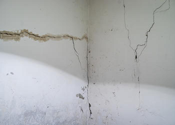 Multiples grosses fissures sur mur intérieur