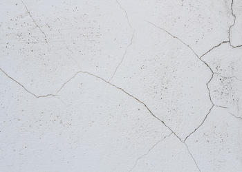 Multiples microfissures sur mur intérieur