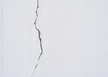 Quelques grosses fissures sur mur intérieur